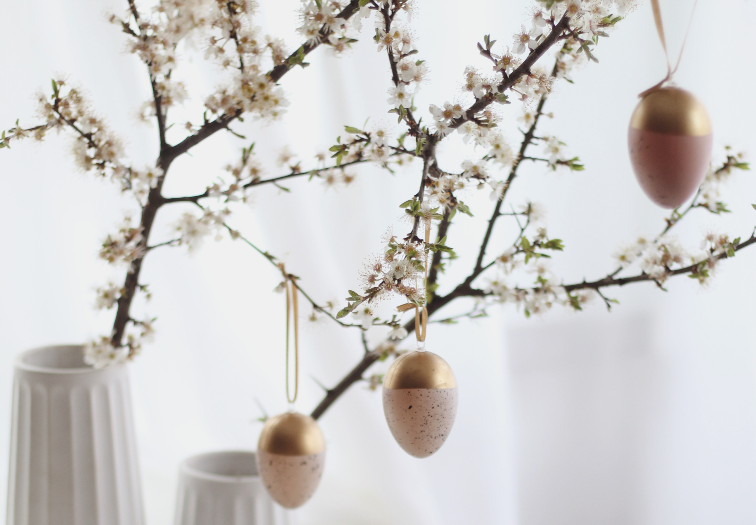 Ostereier mit Blüten