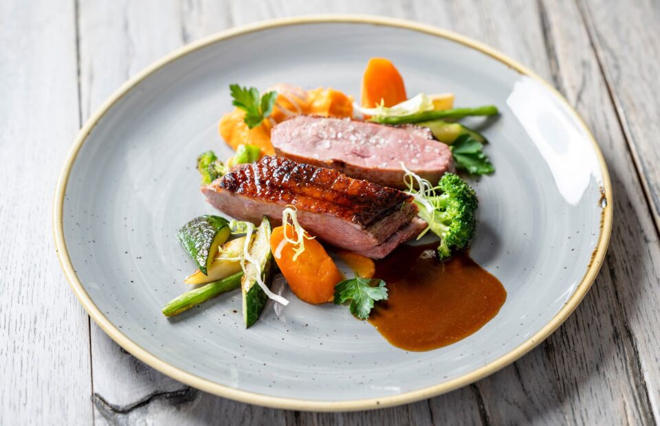 Herzhaftes Steak mit winterlichem Gemüse und feiner Soße – genussvolle Kulinarik im Boutique-Hotel Relais Chalet Wilhelmy in Bad Wiessee am Tegernsee