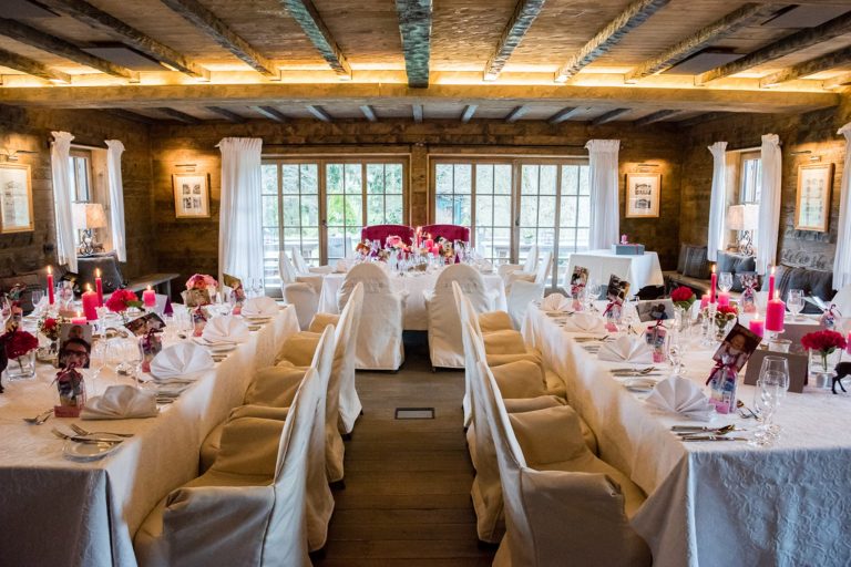Alm Chalet Tagungsraum Festsaal mit Dekoration und Tischgedecken in Uform