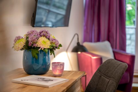 arbeitsplatz mit blumenstrauss naturdoppelzimmer relais chalet wilhelmy