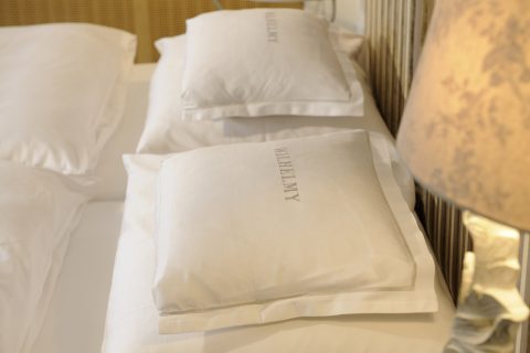 Superior Zimmer weisse Kissen zum Entspannen und Erholen im relasi Chalet Wilhelmy am Tegernsee