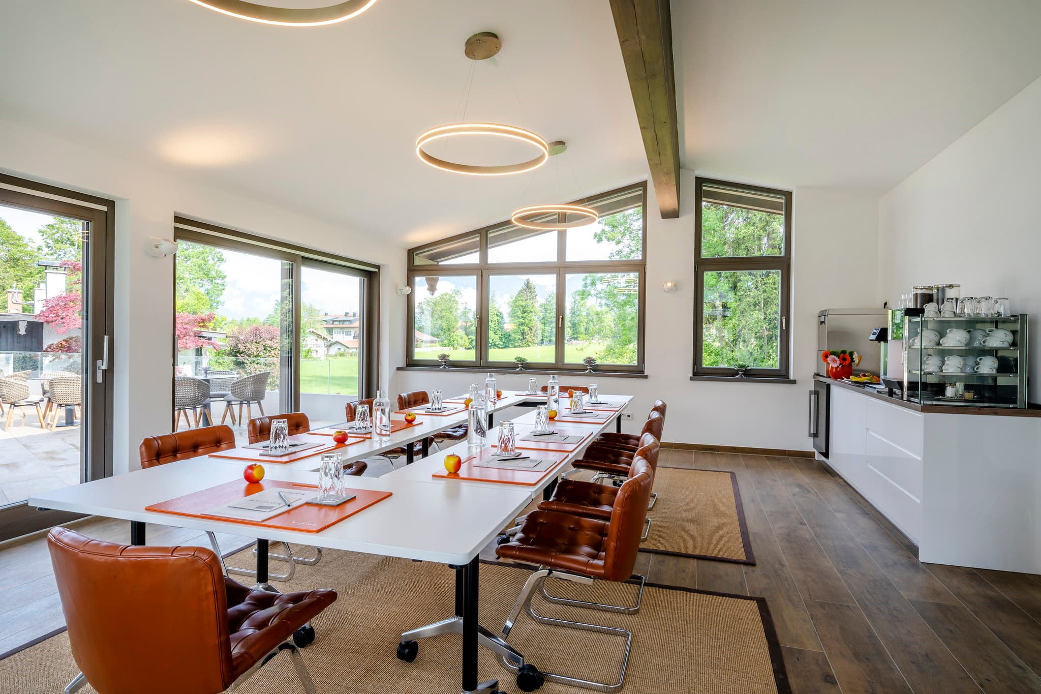 Der Tagungspavillon von innen, auf drei Seiten verglast, mit eigener Kaffeestation und Terrasse davor