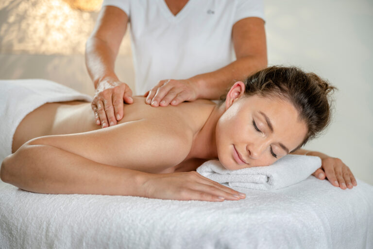 Frau im Private Spa bekommt eine Massage