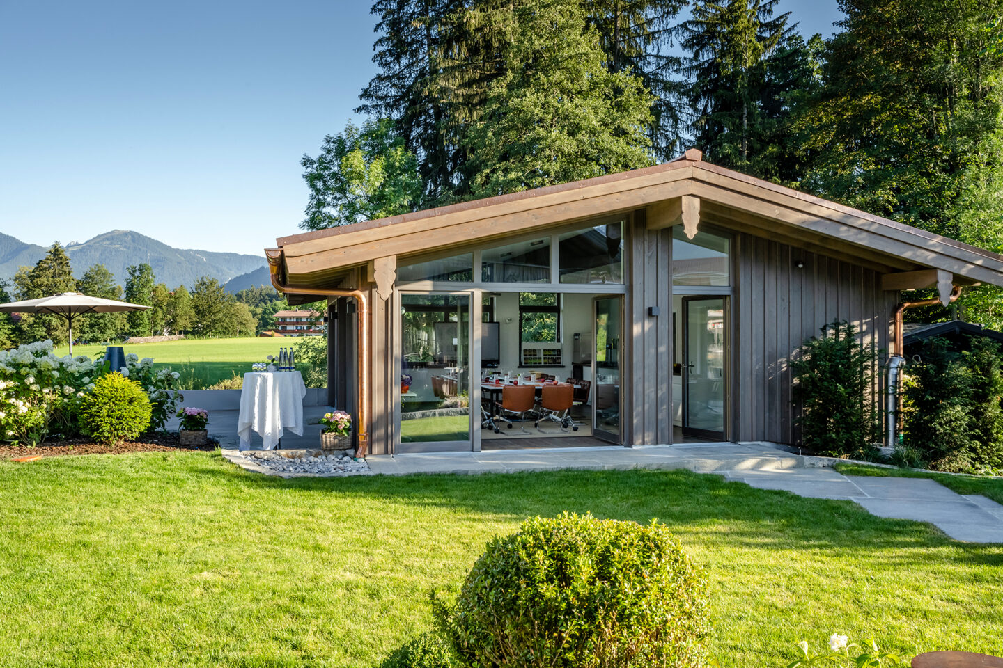 Tagungspavillon Freigeist im Relais Chalet Wilhelmy in Bad Wiessee – stilvolle Sommerlocation für Meetings, Workshops und Retreats am Tegernsee.